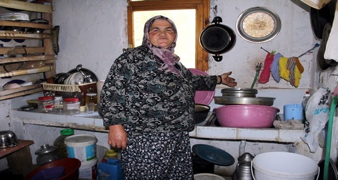 KASTAMONU'DA DÜZYAYLA KÖYÜ SAKİNLERİ, EŞEKLERLE EVLERİNE SU TAŞIYORLAR. (VEDAT YUNUS İKİZOĞLU/KASTAMONU-İHA)