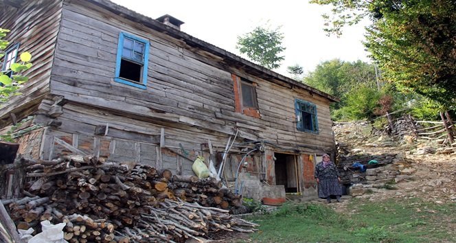 KASTAMONU'DA DÜZYAYLA KÖYÜ SAKİNLERİ, EŞEKLERLE EVLERİNE SU TAŞIYORLAR. (VEDAT YUNUS İKİZOĞLU/KASTAMONU-İHA)