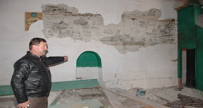 CAMİ OLARAK KULLANILAN ESKİ YAPI KADERİNE TERKEDİLDİ (EMRE YILMAZ/KASTAMONU-İHA)