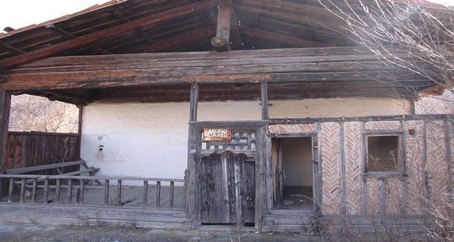 CAMİ OLARAK KULLANILAN ESKİ YAPI KADERİNE TERKEDİLDİ (EMRE YILMAZ/KASTAMONU-İHA)