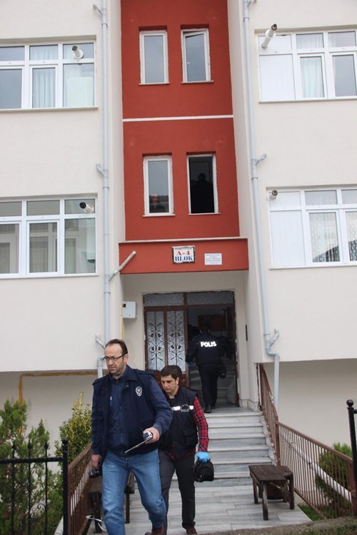 KARABÜK’ÜN SAFRANBOLU İLÇESİNDE UZUN SÜREDİR DEPRESYONDA OLDUĞU ÖĞRENİLEN 75 YAŞINDAKİ KADIN, MERDİVEN BOŞLUĞUNA KENDİNİ ASARAK İNTİHAR ETTİ. (YASİN ERDEM/KARABÜK-İHA)