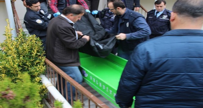 KARABÜK’ÜN SAFRANBOLU İLÇESİNDE UZUN SÜREDİR DEPRESYONDA OLDUĞU ÖĞRENİLEN 75 YAŞINDAKİ KADIN, MERDİVEN BOŞLUĞUNA KENDİNİ ASARAK İNTİHAR ETTİ. (YASİN ERDEM/KARABÜK-İHA)