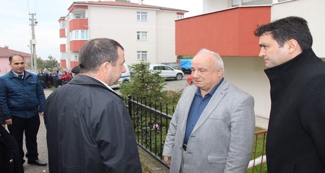 KARABÜK İL EMNİYET MÜDÜRÜ DR. SERHAT TEZSEVER DE OLAY YERİNE GELEREK EKİPLERDEN BİLGİ ALARAK YAŞLI KADININ AİLESİNE BAŞSAĞLIĞI DİLEKLERİNDE BULUNDU. (YASİN ERDEM/KARABÜK-İHA)
