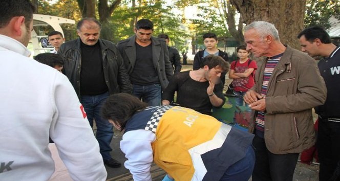 KDZ. EREĞLİ'DE KAZA GEÇİREN MOTOSİKLET SÜRÜCÜSÜ SİGARASINI İÇMEDEN SEDYEYE YATMADI. (VEDAT KILIÇ/ZONGULDAK-İHA)