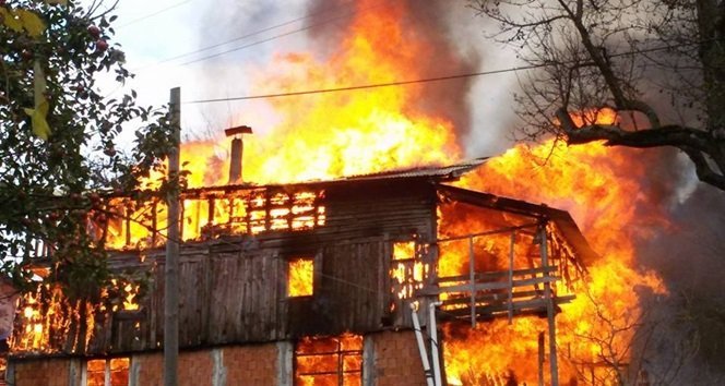 KASTAMONU'NUN BOZKURT İLÇESİNE BAĞLI KİRAZSÖKÜ KÖYÜNDE ÇIKAN YANGINDA AHŞAP BİR EV KÜLE DÖNDÜ. (İBRAHİM ŞAHİN DEMİR  - MUHAMMED KÖMEÇOĞLU/KASTAMONU-İHA)