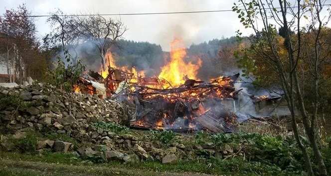 KASTAMONU'NUN BOZKURT İLÇESİNE BAĞLI KİRAZSÖKÜ KÖYÜNDE ÇIKAN YANGINDA AHŞAP BİR EV KÜLE DÖNDÜ. (İBRAHİM ŞAHİN DEMİR  - MUHAMMED KÖMEÇOĞLU/KASTAMONU-İHA)