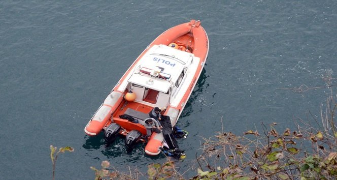 25 YAŞINDAKİ GENCİN CANSIZ BEDENİ DENİZ POLİSİ EKİPLERİ TARAFINDAN DENİZİN DİBİNDEN ÇIKARTILDI. (MURAT KÜÇÜK - UFUK DURAK/ZONGULDAK-İHA)