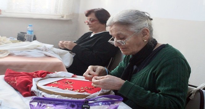 KURSİYERLER 1 AYLIK ÇALIŞMA SONUCUNDA ATATÜRK PORTRESİNİ BİTİRDİ. (UFUK DURAK/ZONGULDAK-İHA)