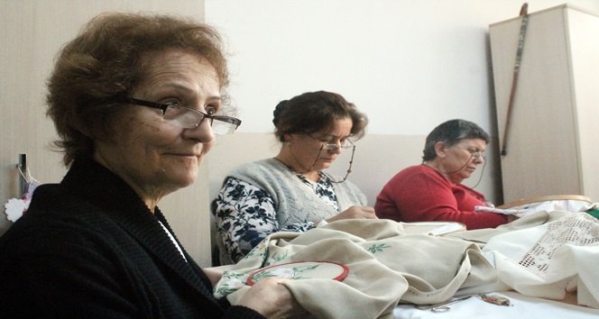 KURSİYERLER 1 AYLIK ÇALIŞMA SONUCUNDA BAKIR İŞLEMELİ ATATÜRK PORTRESİNİ TAMAMLADI. (UFUK DURAK/ZONGULDAK-İHA)