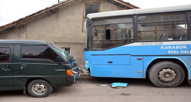 KARABÜK'TE YOL KENARINDA TAMİR EDİLİRKEN KENDİLİĞİNDEN HAREKET EDEN ÖZEL HALK OTOBÜSÜ, PARK HALİNDEKİ OTOMOBİLE VE MİNİBÜSE ÇARPTIKTAN SONRA BİR EVİN DUVARINA ÇARPARAK DURDU. (YASİN ERDEM/KARABÜK-İHA)