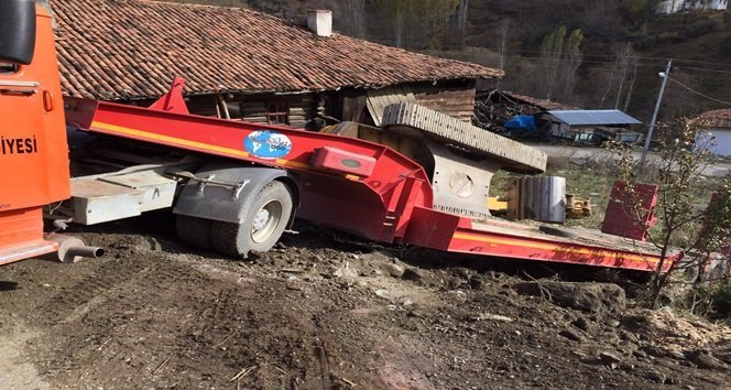 KASTAMONU’NUN TOSYA İLÇESİNDE TIR’IN ÜZERİNDEN KAYAN İŞ MAKİNESİ YOLDAN GEÇEN YAŞLI BİR ADAMIN AYAĞINI EZDİ. (SEDAT AĞACIKOĞLU/KASTAMONU-İHA)