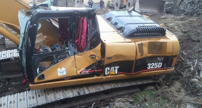 KASTAMONU’NUN TOSYA İLÇESİNDE TIR’IN ÜZERİNDEN KAYAN İŞ MAKİNESİ YOLDAN GEÇEN YAŞLI BİR ADAMIN AYAĞINI EZDİ. (SEDAT AĞACIKOĞLU/KASTAMONU-İHA)