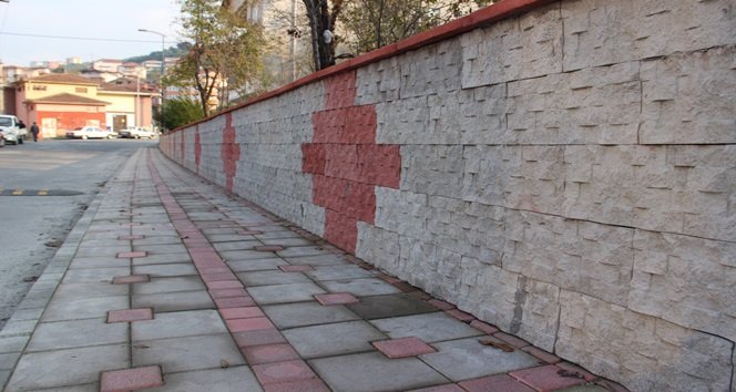 GÜLÜÇ BELEDİYESİ BELDEDE Kİ YOL KENARLARINA KALDIRIM ÇALIŞMASI YAPIYOR. (VEDAT KILIÇ/ZONGULDAK-İHA)