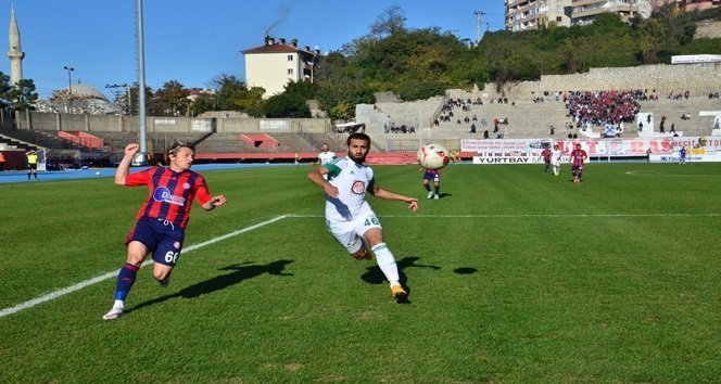 SPOR TOTO 3. LİG 1. GRUPTA MÜCADELE EDEN ZONGULDAK KÖMÜRSPOR, KENDİ SAHASINDA KOZAN BELEDİYESPOR'A 1-0 MAĞLUP OLDU. (ONUR ALTINDAĞ/ZONGULDAK-İHA)