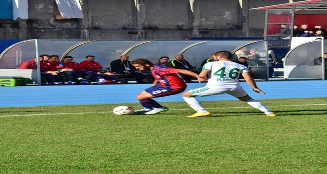 SPOR TOTO 3. LİG 1. GRUPTA MÜCADELE EDEN ZONGULDAK KÖMÜRSPOR, KENDİ SAHASINDA KOZAN BELEDİYESPOR'A 1-0 MAĞLUP OLDU. (ONUR ALTINDAĞ/ZONGULDAK-İHA)
