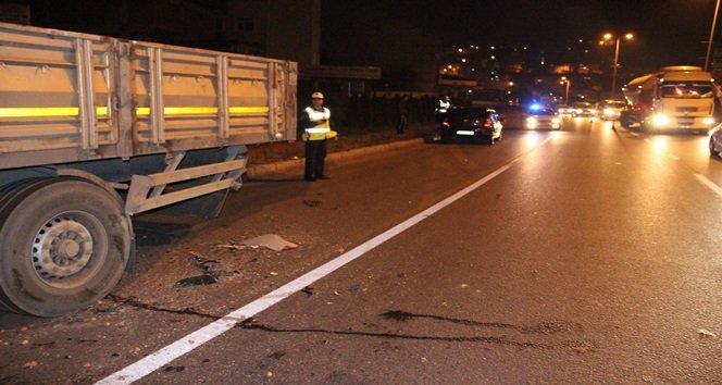 TIR’A ÇARPIP KAÇTILAR