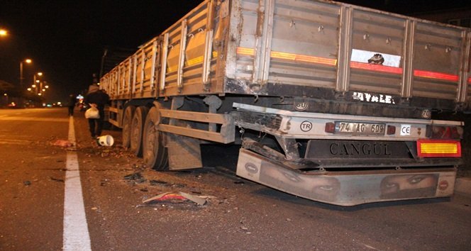 ZONGULDAK’IN EREĞLİ İLÇESİNDE PARK HALİNDEKİ TIR’IN DORSESİNE ÇARPAN OTOMOBİL KULLANILAMAZ HALE, ARAÇ İÇERİSİNDEKİLER KAZA SONRASI KAÇTI. (VEDAT KILIÇ/ZONGULDAK-İHA)