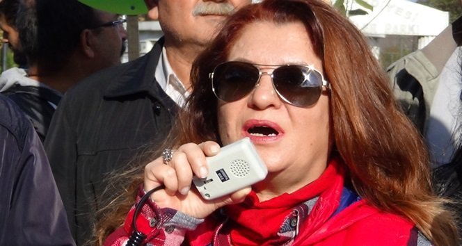 YAŞANABİLİR ZONGULDAK TEMSİLCİSİ BERRAN AYDAN, ZONGULDAK'IN TERMİK SANTRALLERDEN DOLAYI ZEHİRLENDİĞİNİ SÖYLEDİ. (ONUR ALTINDAĞ/ZONGULDAK-İHA)