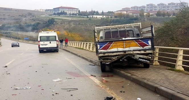 KARABÜK'TE ARIZALANMASI SONRASI YOL KENARINA PARK EDİLEN KAMYONETE ARKADAN GELEN MİNİBÜSÜN ÇARPMASI NEDENİYLE 4 ÜNİVERSİTE ÖĞRENCİSİ YARALANDI. (YASİN ERDEM/KARABÜK-İHA)