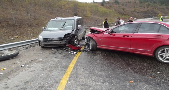 KASTAMONU'NUN KÜRE İLÇESİNDE İKİ ARACIN KAFA KAFAYA ÇARPIŞTIĞI KAZADA 1 KİŞİ YARALANDI. (MUHAMMED KÖMEÇOĞLU/KASTAMONU-İHA)