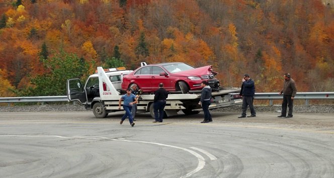 KASTAMONU'NUN KÜRE İLÇESİNDE İKİ ARACIN KAFA KAFAYA ÇARPIŞTIĞI KAZADA 1 KİŞİ YARALANDI. (MUHAMMED KÖMEÇOĞLU/KASTAMONU-İHA)