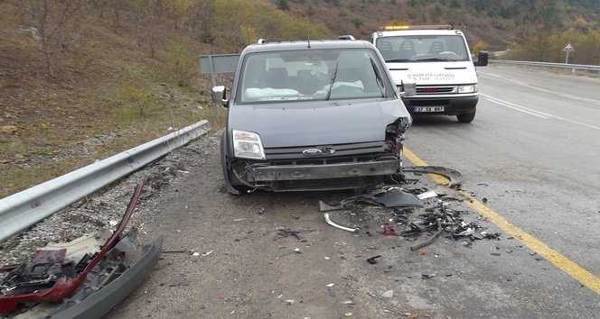 KASTAMONU'NUN KÜRE İLÇESİNDE İKİ ARACIN KAFA KAFAYA ÇARPIŞTIĞI KAZADA 1 KİŞİ YARALANDI. (MUHAMMED KÖMEÇOĞLU/KASTAMONU-İHA)