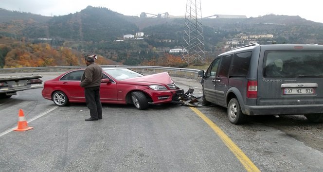 KASTAMONU'NUN KÜRE İLÇESİNDE İKİ ARACIN KAFA KAFAYA ÇARPIŞTIĞI KAZADA 1 KİŞİ YARALANDI. (MUHAMMED KÖMEÇOĞLU/KASTAMONU-İHA)