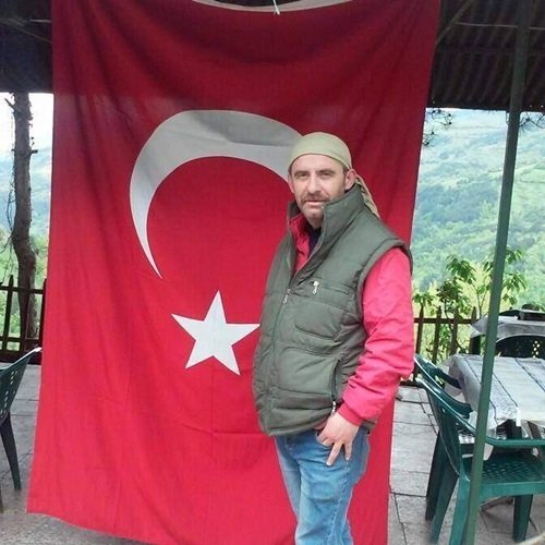 SAFRANBOLU’DA, GEÇTİĞİMİZ HAFTA CUMARTESİ GÜNÜ İŞLETTİĞİ RESTORANDA ELEKTRİK TESİSATINDAKİ ARIZAYI TAMİR EDERKEN AKIMA KAPILARAK AĞIR YARALANAN SAFRANBOLU İNCEÇAY KÖYÜ MUHTARI KEMAL AKGÜL (FOTOĞRAFTAKİ), TEDAVİ GÖRDÜĞÜ HASTANEDE HAYATINI KAYBETTİ. (YASİN ERDEM/KARABÜK-İHA)