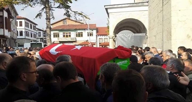 KEMAL AKGÜL'ÜN CENAZESİ SAFRANBOLU MAHALLE VE KÖY MUHTARLIĞI'NIN ÖNÜNE GETİRİLDİ. BURADA HELALLİK ALINDIKTAN SONRA ULU CAMİİ'NDE CENAZE NAMAZI KILINDI. (YASİN ERDEM/KARABÜK-İHA)