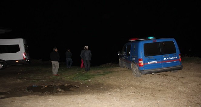 BARTIN’DA BALIK AVLAMAK İÇİN TEKNE İLE DENİZE AÇILAN 3 KİŞİ, ŞİDDETLİ DALGALAR SONUCU DENİZE DÜŞTÜ. TEKNE SAHİBİ BOĞULARAK HAYATINI KAYBEDERKEN, 2 KİŞİ İSE YÜZEREK ÇIKTIKLARI KOYDA MAHSUR KALDI. (SERKAN ARAT/BARTIN-İHA)