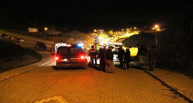 BARTIN’DA BALIK AVLAMAK İÇİN TEKNE İLE DENİZE AÇILAN 3 KİŞİ, ŞİDDETLİ DALGALAR SONUCU DENİZE DÜŞTÜ. TEKNE SAHİBİ BOĞULARAK HAYATINI KAYBEDERKEN, 2 KİŞİ İSE YÜZEREK ÇIKTIKLARI KOYDA MAHSUR KALDI. (SERKAN ARAT/BARTIN-İHA)