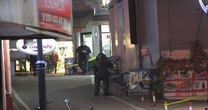 BARTIN’DA BİR ELEKTRİK TRAFOSUNUN YANINA BIRAKILAN ŞÜPHELİ PAKET, BOMBA PANİĞİNE NEDEN OLDU. (SERKAN ARAT/BARTIN-İHA)