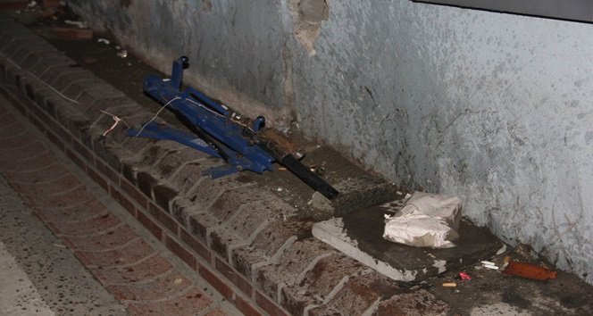 BARTIN’DA BİR ELEKTRİK TRAFOSUNUN YANINA BIRAKILAN ŞÜPHELİ PAKET, BOMBA PANİĞİNE NEDEN OLDU. (SERKAN ARAT/BARTIN-İHA)