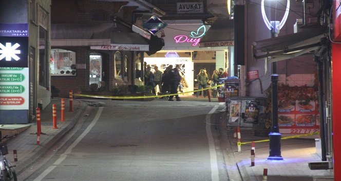 BARTIN’DA BİR ELEKTRİK TRAFOSUNUN YANINA BIRAKILAN ŞÜPHELİ PAKET, BOMBA PANİĞİNE NEDEN OLDU. (SERKAN ARAT/BARTIN-İHA)