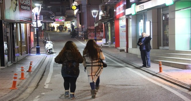 BARTIN’DA BİR ELEKTRİK TRAFOSUNUN YANINA BIRAKILAN ŞÜPHELİ PAKET, BOMBA PANİĞİNE NEDEN OLDU. (SERKAN ARAT/BARTIN-İHA)