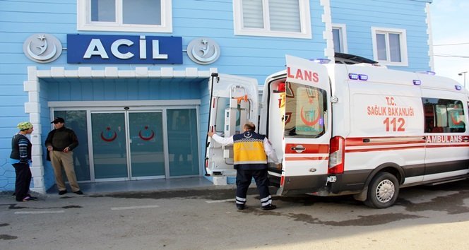 MAHSUR KALAN 2 KİŞİ VE BİR CENAZE SABAH SAATLERİNDE KURTARILARAK HASTANEYE KALDIRILDI. (AKİF YAMAN - SERKAN ARAT/BARTIN-İHA)