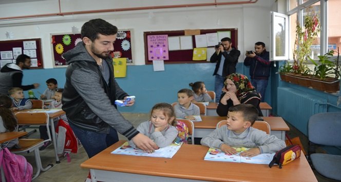 ALAPLI YURTKUR ÖĞRENCİLERİNDEN MİNİK ÖĞRENCİLERE KIRTASİYE YARDIMI