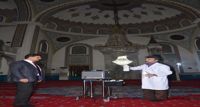 KOZLU BELEDİYE BAŞKAN CAMİDEKİ DEZENFEKTE ÇALIŞMALARINI YERİNDE İNCELEDİ (ONUR ALTINDAĞ/ZONGULDAK-İHA)