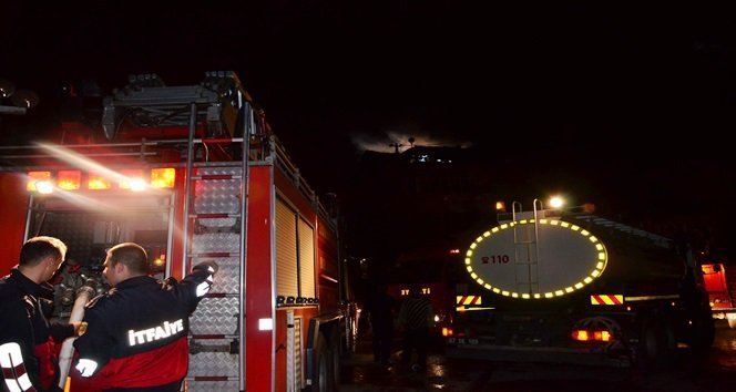ZONGULDAK’TA ÜÇ KATLI BİNANIN TERAS KATINDA ÇIKAN YANGIN KORKUTTU. MAHALLE SAKİNLERİ, İTFAİYENİN MÜDAHALESİNİN YETERSİZ KALDIĞINI ÖNE SÜREREK TEPKİ GÖSTERDİ. (ONUR ALTINDAĞ/ZONGULDAK-İHA)