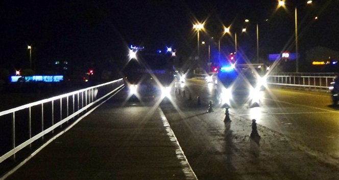 ZONGULDAK'IN ÇAYCUMA İLÇESİNDE KÖPRÜNÜN KORKULUKLARINA ÇIKARAK İNTİHARA KALKIŞAN ALKOLLÜ ŞAHIS, İTFAİYE VE POLİS EKİPLERİ TARAFINDAN İKNA EDİLEREK AŞAĞI İNDİRİLDİ. (EMRAH YILDIZ/ZONGULDAK-İHA)