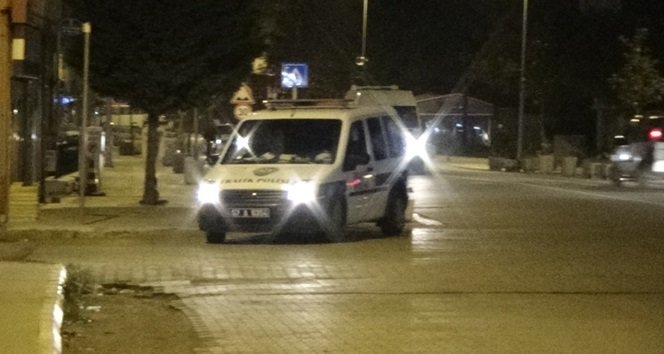 ZONGULDAK'IN ÇAYCUMA İLÇESİNDE KÖPRÜNÜN KORKULUKLARINA ÇIKARAK İNTİHARA KALKIŞAN ALKOLLÜ ŞAHIS, İTFAİYE VE POLİS EKİPLERİ TARAFINDAN İKNA EDİLEREK AŞAĞI İNDİRİLDİ. (EMRAH YILDIZ/ZONGULDAK-İHA)