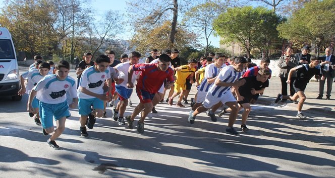 GENÇLİK HİZMETLERİ VE SPOR İL MÜDÜRLÜĞÜ TARAFINDAN DÜZENLENEN OKULLARASI ATLETİZM KROS TÜRKİYE ŞAMPİYONASI ZONGULDAK İL SEÇMELERİNDE SPORCULAR ZOR ANLAR YAŞADI (MURAT KÜÇÜK/ZONGULDAK-İHA)
