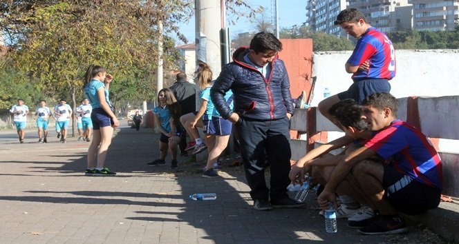 GENÇLİK HİZMETLERİ VE SPOR İL MÜDÜRLÜĞÜ TARAFINDAN DÜZENLENEN OKULLARASI ATLETİZM KROS TÜRKİYE ŞAMPİYONASI ZONGULDAK İL SEÇMELERİNDE SPORCULAR ZOR ANLAR YAŞADI (MURAT KÜÇÜK/ZONGULDAK-İHA)