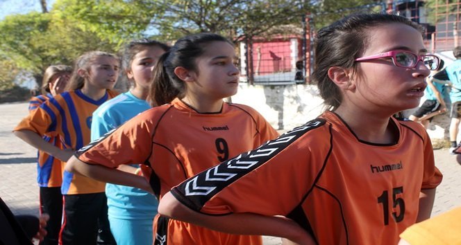 GENÇLİK HİZMETLERİ VE SPOR İL MÜDÜRLÜĞÜ TARAFINDAN DÜZENLENEN OKULLARASI ATLETİZM KROS TÜRKİYE ŞAMPİYONASI ZONGULDAK İL SEÇMELERİNDE SPORCULAR ZOR ANLAR YAŞADI (MURAT KÜÇÜK/ZONGULDAK-İHA)