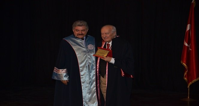 FAKÜLTE DEKANI SELÇUK ORUÇ, AHMET KURTARAN'A PLAKETİNİ TAKDİM ETTİ (ONUR ALTINDAĞ - SERTAÇ ÖZDEMİR/ZONGULDAK-İHA)