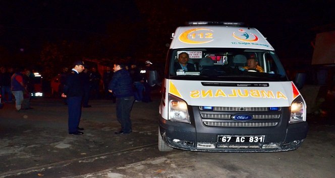 SAĞLIK BAKANLIĞI'NA AİT AMBULANSLAR MADEN OCAĞININ ÖNÜNE GELEREK YARALILARA MÜDAHALE ETTİ (MURAT KÜÇÜK - SERTAÇ ÖZDEMİR/ZONGULDAK-İHA)