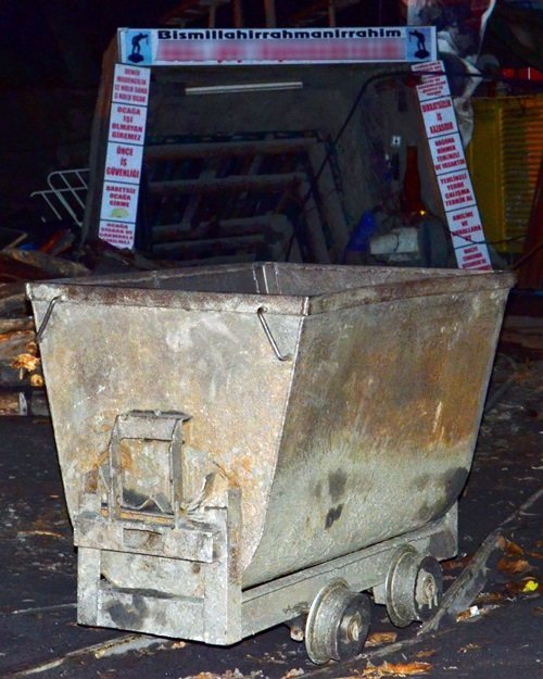 ZONGULDAK’TA KAÇAK OLDUĞU İDDİA EDİLEN BİR MADEN OCAĞINDA DUVAR DELME AMACIYLA KULLANILAN “PATOZ” PATLATILMASI SIRASINDA 3 İŞÇİ YARALANDI. TOPRAK ALTINDA KALAN BİR İŞÇİYE ULAŞMAK İÇİN KURTARMA ÇALIŞMALARI SÜRÜYOR. (MURAT KÜÇÜK - SERTAÇ ÖZDEMİR/ZONGULDAK-İHA)