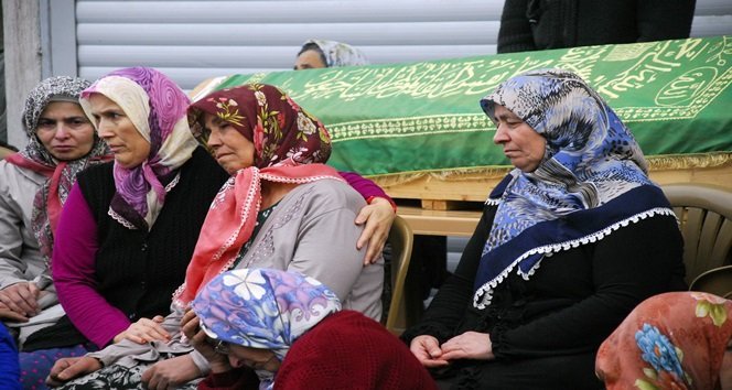 NACİ ÇİFTÇİ'NİN EŞİ GÜLBAHAR ÇİFTÇİ GÖZYAŞLARINI TUTAMADI. (MURAT KÜÇÜK - UFUK DURAK/ZONGULDAK-İHA)