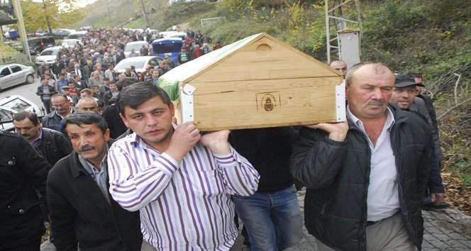 HAYATINI KAYBEDEN MADEN İŞÇİSİNİN TABUTU SEVENLERİNİN OMUZUNDA SON YOLCULUĞUNA UĞURLANDI. (MURAT KÜÇÜK - UFUK DURAK/ZONGULDAK-İHA)
