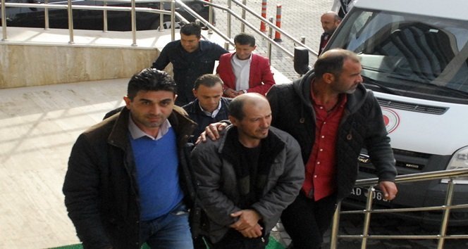 ZORLA ARAÇLARINA BİNDİRDİKLERİ KİŞİYİ 46 KİLOMETRE BOYUNCA DÖVDÜKTEN SONRA GASP ETTİLER